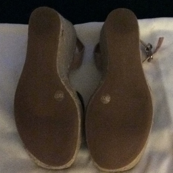 BCBG STRAW AND BLK PATENT WEDGE STRAP SANDAL - Picture 4 of 4